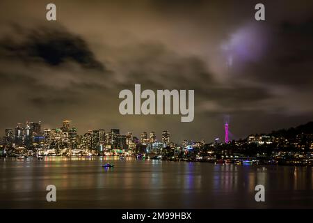 WA22907-00...WASHINGTON - Silvester, wartet auf das Feuerwerk zur Feier des Starts von 2023 im Seattle's Gas Works Park am Lake Union. Stockfoto