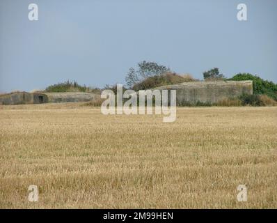 Dies war nicht nur eine Radarstation, sondern eine große Verteidigungsposition mit Bunkern, Stacheldraht und Minenfeldern, da sie auf hohem Boden lag. Die Bunker sind oft durch Ernten verdeckt. Es war von etwa 200 Luftwaffe besetzt. Stockfoto