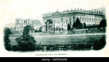 Chatsworth House vom Fluss Derwent aus gesehen. Stockfoto