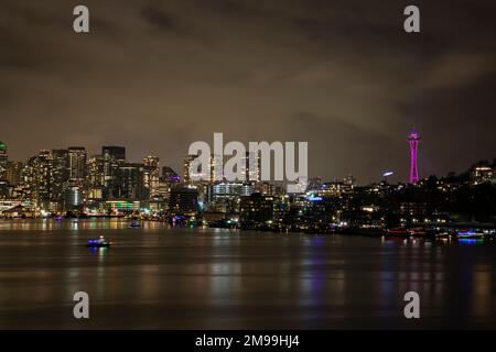 WA22913-00...WASHINGTON - Nachtblick auf Seattle und die berühmte Space Needle vom Gas Works Park am Ufer des Lake Union. Stockfoto