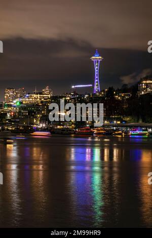 WA22919-00...WASHINGTON - farbenfrohe Lichter, die sich an Silvester unter Seattles Space Needle im Lake Union spiegeln. Stockfoto