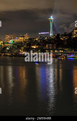 WA22920-00...WASHINGTON - farbenfrohe Lichter, die sich an Silvester unter Seattles Space Needle im Lake Union spiegeln. Stockfoto