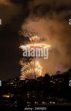 WA22924-00...WASHINGTON - Rauchwolken, die beim Feuerwerk anlässlich des Neujahrs in Seattles Space Needle entstehen. Stockfoto