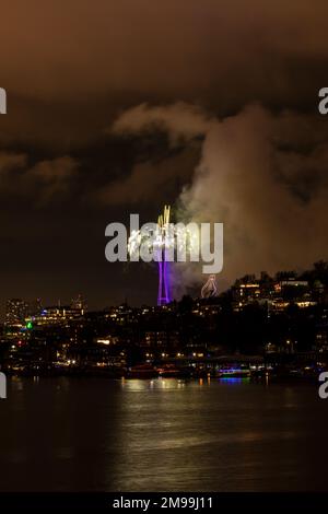 WA22926-00...WASHINGTON - Lasershow zusammen mit Rauchwolken, die beim Feuerwerk anlässlich des Neujahrs in Seattles Space Needle entstehen. Stockfoto