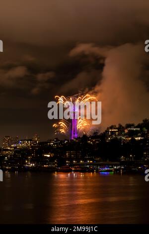 WA22927-00...WASHINGTON - Lasershow zusammen mit Rauchwolken, die beim Feuerwerk anlässlich des Neujahrs in Seattles Space Needle entstehen. Stockfoto