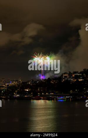 WA22928-00...WASHINGTON - Lasershow zusammen mit Rauchwolken, die beim Feuerwerk anlässlich des Neujahrs in Seattles Space Needle entstehen. Stockfoto