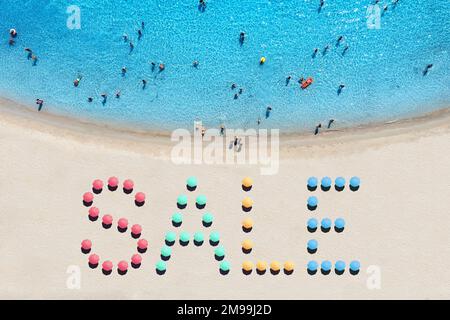 Kreativer Text aus Sonnenschirmen am Sandstrand und am blauen Meer Stockfoto