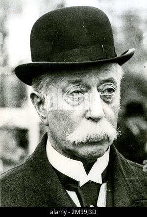 Sir Frederick Wall, Sekretär der Fußballvereinigung, als sich beim Wembley-Cup-Finale am 28. April 1923 riesige Menschenmengen als schwer zu kontrollieren erwiesen. Stockfoto