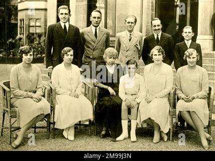 Spanische königliche Familie, Haus des Bourbon, Gruppenfoto in San Sebastian, gegen Ende der Bourbon Dynastie, ersetzt durch General Francos Republik. Erste Reihe, von links nach rechts: Infantas Beatriz und Isabel, Königin Mutter Christina, Infante Don Juan, Königin Victoria, Infante Christina. Hintere Reihe, von links nach rechts: Infantes Don Jaime und Don Alfonso, Prinz von Asturien, König Alfonso, Infante Don Gonzale. Stockfoto