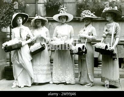 Die erste Wohltätigkeitsorganisation für den Alexandra Rose Day, Frauen, die am 26. Juni 1912 Rosen vor dem Hotel Cecil verkaufen. Die Stiftung wurde am 50. Jahrestag der Ankunft von Prinzessin Alexandra aus ihrem Heimatland Dänemark gegründet, um den zukünftigen König Edward VII zu heiraten Es begann mit der Beschaffung von Geld für Londoner Krankenhäuser und ist noch heute in Betrieb. Stockfoto