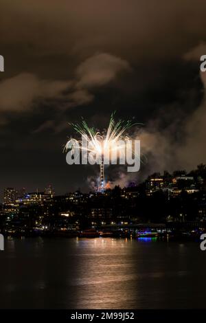 WA22929-00...WASHINGTON - Lasershow zusammen mit Rauchwolken, die während des Feuerwerks entstehen, um das neue Jahr in Seattles Space Needle zu feiern. Stockfoto