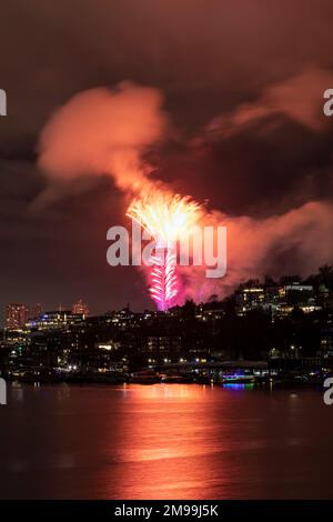 WA22931-00...WASHINGTON - Lasershow zusammen mit Rauchwolken, die während des Feuerwerks entstehen, um das neue Jahr in Seattles Space Needle zu feiern. Stockfoto