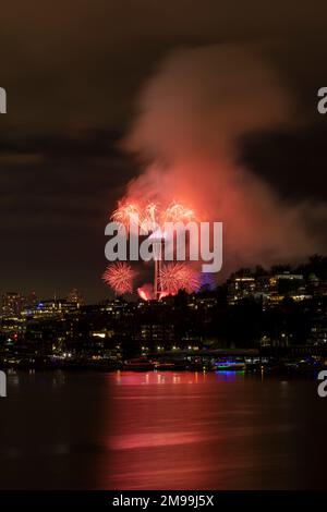 WA22932-00...WASHINGTON - Lasershow zusammen mit Rauchwolken, die während des Feuerwerks entstehen, um das neue Jahr in Seattles Space Needle zu feiern. Stockfoto