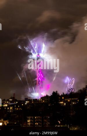 WA22933-00...WASHINGTON - Lasershow zusammen mit Rauchwolken, die während des Feuerwerks entstehen, um das neue Jahr in Seattles Space Needle zu feiern. Stockfoto