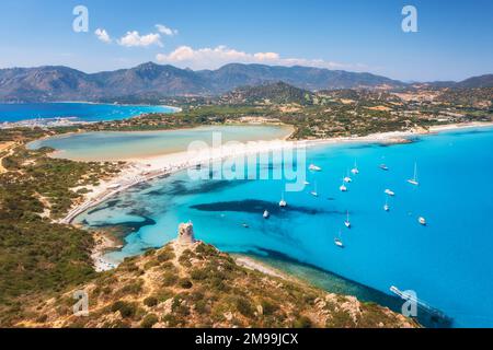 Luftblick auf Sandstrand, alten Turm auf dem Hügel, Meeresbuchten Stockfoto