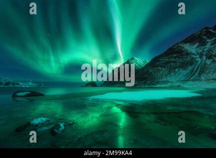 Nordlichter über dem Vik-Strand bei Nacht auf den Lofoten-Inseln Stockfoto