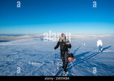 Skitour im Pallas-Yllästunturi-Nationalpark, Muonio, Lappland, Finnland Stockfoto