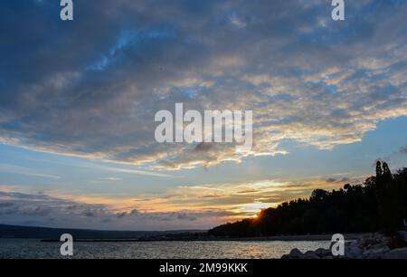 Sonnenuntergang am Meer Garten der Stadt Varna. Die Stadt hat einen Goldschatz der Chalcolitha, die glaubten, ist die weltweit älteste Gold Schatz zu sein. Stockfoto