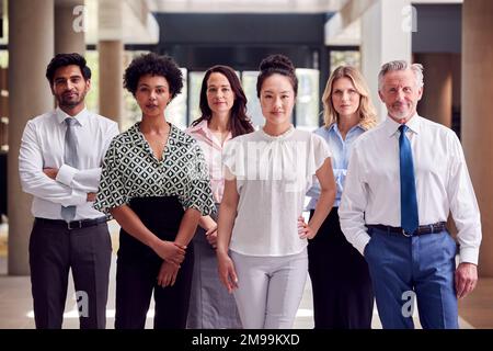Portrait Des Multi-Cultural Business Teams Im Modernen Bürogebäude Stockfoto