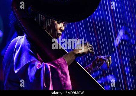 Brandee Younger tritt am 16. Januar 2023 mit einer Band während des Winter JazzFest auf, präsentiert von Verve im Poisson Rouge in New York Stockfoto