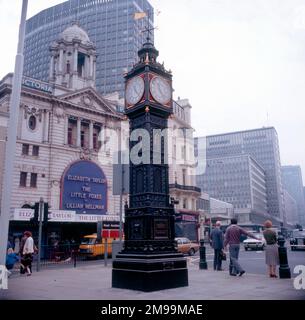 Little Ben ist ein gusseiserner Miniatur-Uhrenturm, der sich an der Kreuzung von Vauxhall Bridge Road und Victoria Street in Westminster, im Zentrum von London, in der Nähe der Anfahrt zur Victoria Station befindet. Dahinter befindet sich das Victoria Palace Theatre, wo (zu der Zeit, als das Foto gemacht wurde) Elizabeth Taylor in Lilian Hellmans „die kleinen Füchse“ auftauchte (die ab März 1982 für 16 Wochen lief). Stockfoto