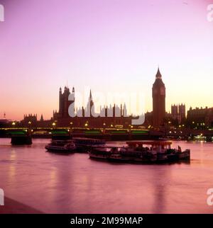 London - der Palast von Westminster vom Südufer der Themse aus im Abendlicht. Stockfoto