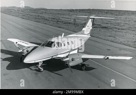 Embraer EMB-121 Xingu (PP-ZXI), Vorderansicht zu drei Vierteln, Nase links. Embraer S.A. ist ein brasilianischer Luft- und Raumfahrtkonzern, der kommerzielle, militärische, Executive- und landwirtschaftliche Flugzeuge herstellt und Luftfahrtdienstleistungen erbringt. Stockfoto