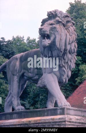 Der Löwe Der Maiwand - Forbury Gardens, Reading, Berkshire. Die Statue wurde nach der Schlacht von Maiwand benannt und wurde 1884 errichtet, um dem Tod von 329 Männern aus dem 66. (Berkshire) Regiment of Foot während des Wahlkampfs im Zweiten angloafghanischen Krieg in Afghanistan zwischen 1878 und 1880 zu gedenken. Es ist manchmal bekannt als Forbury Lion. Stockfoto