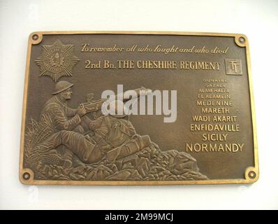 Das Denkmal richtet sich an alle Mitglieder des Regiments, deren verschiedene Bataillone in verschiedenen Kriegsschauplätzen gekämpft haben. Am D-Day landete das 2. Bataillon auf Gold Beach als Teil der 50. Northumbrian Division. Stockfoto