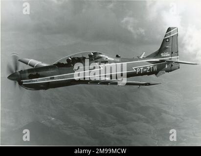 Embraer EMB-314 Super Tucano. Embraer S.A. ist ein brasilianischer Luft- und Raumfahrtkonzern, der kommerzielle, militärische, Executive- und landwirtschaftliche Flugzeuge herstellt und Luftfahrtdienstleistungen erbringt. Stockfoto