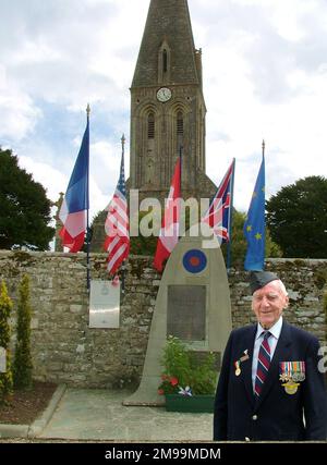 Clostermann, der erste freie französische Pilot, der in der Normandie gelandet ist (ALG B2), hielt die DFC und Bar und die Legion d'Honneur. Das Denkmal hat die Form eines Spitfire-Flügels. An der Wand befindet sich eine Plakette für 83. Control Group RAF. Die Figur ist ein Veteran der Gruppe, der von einer lokalen französischen Familie empfangen wurde und am 6. Juni für mehr als 25 Jahre in die Gegend zurückkehrte. Stockfoto