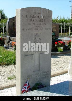 Das Grab ist auf dem Commonwealth war Graves Friedhof. March-Phillips befehligte eine kleine Landestruppe, die am 12. September 1942 in einer Kommandooperation namens "Aquatint" an Land kam. Als das kleine Team gelandet war, wurden sie unter Beschuss gesetzt und der Motor des Torpedo Boats (MTB), der sie gebracht hatte, war beschädigt und konnte sie daher nicht abheben. Die Überwachung deutscher Funkgeräte ergab, dass March-Phillips ertrank, als er versuchte, zur MTB zu schwimmen. Sergeant A. Williams und Gefreiter R. Leonard wurden am 13. September von den Deutschen erschossen. Sie liegen auch auf dem Friedhof. Stockfoto