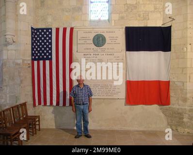 Cricqueville ist direkt hinter Pointe du Hoc, wo Texan Rudder mit seinem 2. Ranger-Bataillon landete. Die Figur auf dem Bild ist der ehemalige Bürgermeister Louis Devin, der das Denkmal aufbaute. Die Lufterkundung hatte gewaltige Betonstrukturen auf der Pointe gezeigt, was zu dem Schluss führte, dass sie 155-mm-Kanonen enthielt, die entlang der amerikanischen Strände feuern könnten. Ein Angriff der Special Forces war geplant, um die Position am D-Day auszulöschen, und die Ranger, die die steilen Klippen vom kleinen Strand mit ihren Dolchen als Haltegriffe erklimmen, überfielen die Deutschen, nur um festzustellen, dass die Waffen entfernt wurden. Stockfoto