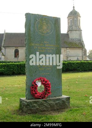 Escoville liegt im Inland und östlich des Flusses Orne, genau in dem Gebiet, das den Special Forces und Commandos zugeteilt ist, und blockiert die Route nach Caen. Die deutsche Verteidigung von Caen war hartnäckig, und das gesamte Gebiet erforderte mehrere Großangriffe auf Divisional und höheren Ebenen, bevor die Stadt eingenommen wurde. Escoville wurde erst Mitte Juli während der Operation Goodwood geräumt, daher der allgemeine Gedenkgottesdienst für die "britischen Liberatoren". Stockfoto