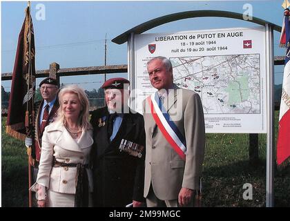 Das Memorial Board, das sich außerhalb der Mairie befindet, wurde am 6. Juni 2007 von Major Jack Watson MC, 13. (Lancs) para Bn, enthüllt und es befindet sich eine Gedenkplakette in ihm. Jack starb am 14. April 2011 im Alter von 94 Jahren. Der Vorstand nimmt die Befreiung von Putot vom 18/19. August zur Kenntnis und erläutert sie im Einzelnen, insbesondere die Kämpfe zwischen den Häusern und für den Bahnhof. Das Bild zeigt die Bürgermeisterin und Nicole Asmant, die an der Einrichtung des Denkmals beteiligt waren. Stockfoto