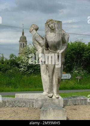 Dieses dramatische Denkmal in Form von Figuren, die an einen Hinrichtungsposten gebunden sind, erinnert an 28 französische Zivilisten, die von den Deutschen erschossen wurden, weil sie britische Fallschirmjäger versteckten. Es wurde am 15. November 1957 enthüllt. Die Leichen von 11 unbekannten Opfern sind auf dem nahe gelegenen Friedhof begraben. Stockfoto