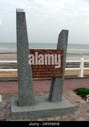 Die 8. Brigade der 3. Britischen Division war die führende Truppe am Sword Beach. Die Lücken zwischen der 6. Luftwaffe links und der 3. Kanadier rechts wurden durch Einheiten von 1. Spezialbrigade gefüllt. Der Löwe wurde am 7. Juni durch einen kombinierten Angriff der Infanterie und des königlichen Marine-Kommandos von 41. befreit. Dies ist das Liberation Memorial (daher die V-Form). Es wurde am 6. Juni 1984 enthüllt. Stockfoto