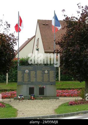 Diese Gedenkstätte befindet sich am Place des Canadiens in Le Mesnil Patry. Die Bronzeplaketten tragen die Namen der am 11. Juni 1944 getöteten. Die Queen landete um 0800 Uhr am D-Day und erlitt die schwersten kanadischen Opfer von allen, aber sie erreichten am selben Tag ihr D-Day-Ziel - das Dorf Anisy, etwa 9 Meilen im Landesinneren. Stockfoto