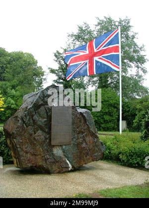 Dieses Denkmal für das 2. Bataillon markiert die deutsche Front vom 6. Juni bis 9. Juli 1944 während der intensiven Kämpfe um Caen. Die KSLI befreiten 'Breville-Beuville' und griffen Lebisy am Nachmittag des D-Day an. Die 185. Brigade, der das Regiment angehörte, sollte jedoch am D Day in Caen eintreten, aber erst 43 Tage später. Hier steht die Unionsflagge auf dem Kopf, wie sie es so oft ist, nicht absichtlich, sondern durch Verwirrung. Dies ähnelt der Verwechslung der Schreibweise französischer Dorfnamen auf britischen Gedenkstätten. Stockfoto