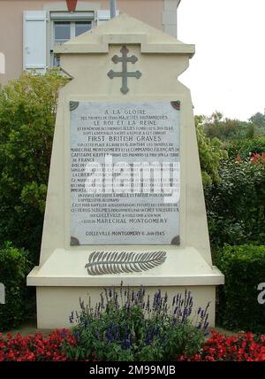 Das ist auf der Seite der Avenue du No. 4 Commando. Es ist eine Gedenkstätte für die am 6. Juni 1944 getöteten Menschen und eine der ersten „permanenten“ Gedenkstätten, die am 6. Juni 1945 an den Stränden errichtet wurden. Darin sind die anglofranzösischen Streitkräfte von General Montgomery, Capitaine Kieffer vom Kommando Nr. 10 (Interalliiert) und die Entscheidung von Colleville aufgeführt, den Namen "Montgomery" hinzuzufügen. Stockfoto