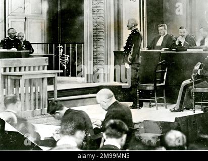 Hauptmann Alfred Dreyfus bei seinem zweiten Prozess (Kriegsgericht) in Rennes, Frankreich, 9. September 1899. Seine Überzeugungen waren das Ergebnis eines komplexen Justizirrtums, kombiniert mit Antisemitismus. 1894 wurde er zum ersten Mal zu Unrecht wegen Hochverrats verurteilt, 1899 erneut verurteilt, und erst 1906 wurde seine Unschuld offiziell festgestellt. Stockfoto