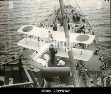 Wasserflugzeug an Deck des Schiffes. William Francis Forbes-Sempill, 19. Lord Sempill AFC, AFRAeS (1893-1965) war ein schottischer Peer und rekordbrechender Luftspionier, dem später gezeigt wurde, dass er geheime Informationen an das kaiserliche japanische Militär vor dem Zweiten Weltkrieg weitergegeben hat. 1921 leitete Sempill eine offizielle Militärmission nach Japan, bei der die neuesten britischen Flugzeuge vorgestellt wurden. In den darauffolgenden Jahren half er der kaiserlichen japanischen Marine bei der Entwicklung ihres Navy Air Service und begann, den Japanern militärische Geheimnisse zu verraten. Obwohl seine Aktivitäten vom britischen Geheimdienst, Sempill w, aufgedeckt wurden Stockfoto