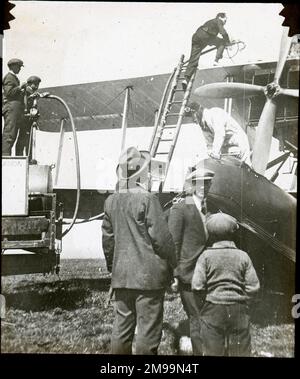 Das fliegende Supermarine-Boot auf dem Flug durch England betanken. William Francis Forbes-Sempill, 19. Lord Sempill AFC, AFRAeS (1893-1965) war ein schottischer Peer und rekordbrechender Luftspionier, dem später gezeigt wurde, dass er geheime Informationen an das kaiserliche japanische Militär vor dem Zweiten Weltkrieg weitergegeben hat. 1921 leitete Sempill eine offizielle Militärmission nach Japan, bei der die neuesten britischen Flugzeuge vorgestellt wurden. In den darauffolgenden Jahren half er der kaiserlichen japanischen Marine bei der Entwicklung ihres Navy Air Service und begann, den Japanern militärische Geheimnisse zu verraten. Obwohl seine Aktivitäten von aufgedeckt wurden Stockfoto