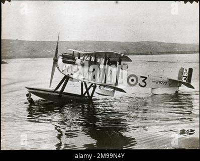 Fairey IIID (N9777) auf Wasser. William Francis Forbes-Sempill, 19. Lord Sempill AFC, AFRAeS (1893-1965) war ein schottischer Peer und rekordbrechender Luftspionier, dem später gezeigt wurde, dass er geheime Informationen an das kaiserliche japanische Militär vor dem Zweiten Weltkrieg weitergegeben hat. 1921 leitete Sempill eine offizielle Militärmission nach Japan, bei der die neuesten britischen Flugzeuge vorgestellt wurden. In den darauffolgenden Jahren half er der kaiserlichen japanischen Marine bei der Entwicklung ihres Navy Air Service und begann, den Japanern militärische Geheimnisse zu verraten. Obwohl seine Aktivitäten vom britischen Geheimdienst Sempi aufgedeckt wurden Stockfoto