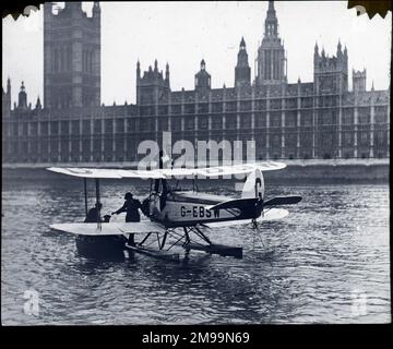 Bluebird' Seaplane (Blackburn L1A Bluebird II, G-EBSW) auf der Themse vor dem Parlamentsgebäude. William Francis Forbes-Sempill, 19. Lord Sempill AFC, AFRAeS (1893-1965) war ein schottischer Peer und rekordbrechender Luftspionier, dem später gezeigt wurde, dass er geheime Informationen an das kaiserliche japanische Militär vor dem Zweiten Weltkrieg weitergegeben hat. 1921 leitete Sempill eine offizielle Militärmission nach Japan, bei der die neuesten britischen Flugzeuge vorgestellt wurden. In den darauffolgenden Jahren half er der kaiserlichen japanischen Marine bei der Entwicklung ihres Navy Air Service und begann, den Japanern militärische Geheimnisse zu verraten. Alth Stockfoto