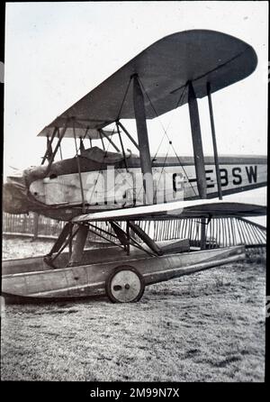 Bluebird' Seaplane (Blackburn L1A Bluebird II, G-EBSW) auf Stützrädern. William Francis Forbes-Sempill, 19. Lord Sempill AFC, AFRAeS (1893-1965) war ein schottischer Peer und rekordbrechender Luftspionier, dem später gezeigt wurde, dass er geheime Informationen an das kaiserliche japanische Militär vor dem Zweiten Weltkrieg weitergegeben hat. 1921 leitete Sempill eine offizielle Militärmission nach Japan, bei der die neuesten britischen Flugzeuge vorgestellt wurden. In den darauffolgenden Jahren half er der kaiserlichen japanischen Marine bei der Entwicklung ihres Navy Air Service und begann, den Japanern militärische Geheimnisse zu verraten. Obwohl seine Aktivitäten Stockfoto