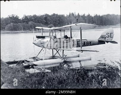 Dh.60m Moth Wasserflugzeug (SE-ABY) auf dem Wasser. William Francis Forbes-Sempill, 19. Lord Sempill AFC, AFRAeS (1893-1965) war ein schottischer Peer und rekordbrechender Luftspionier, dem später gezeigt wurde, dass er geheime Informationen an das kaiserliche japanische Militär vor dem Zweiten Weltkrieg weitergegeben hat. 1921 leitete Sempill eine offizielle Militärmission nach Japan, bei der die neuesten britischen Flugzeuge vorgestellt wurden. In den darauffolgenden Jahren half er der kaiserlichen japanischen Marine bei der Entwicklung ihres Navy Air Service und begann, den Japanern militärische Geheimnisse zu verraten. Obwohl seine Aktivitäten von britischem Intelligentes aufgedeckt wurden Stockfoto