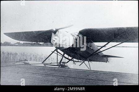 Dh.80A Puss Moth (G-AAVB) auf der Helling. William Francis Forbes-Sempill, 19. Lord Sempill AFC, AFRAeS (1893-1965) war ein schottischer Peer und rekordbrechender Luftspionier, dem später gezeigt wurde, dass er geheime Informationen an das kaiserliche japanische Militär vor dem Zweiten Weltkrieg weitergegeben hat. 1921 leitete Sempill eine offizielle Militärmission nach Japan, bei der die neuesten britischen Flugzeuge vorgestellt wurden. In den darauffolgenden Jahren half er der kaiserlichen japanischen Marine bei der Entwicklung ihres Navy Air Service und begann, den Japanern militärische Geheimnisse zu verraten. Obwohl seine Aktivitäten von British Intelligenc aufgedeckt wurden Stockfoto