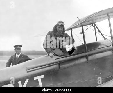 Sir Alan John Cobham (1894–1973) - englischer Flugpionier, der vor seinem De Havilland DH.60 Moth G-EBKT steht, einem leichten, zweimotorigen, einmotorigen, zweimotorigen britischen Zweisitzer-Rundflug- und -Übungsflugzeug. Ein Prototyp, den Cobham am 29. Mai 1925 in 14 Stunden, 49 Minuten von Croydon nach Zürich und zurück flog (danach wurde dieses Foto wahrscheinlich gemacht). Cobham flog auch die Motte im Kings Cup Air Race, obwohl das Wetter ihn dazu zwang, nicht ins Ziel zu kommen. Es wurde Zweiter in einem Folgerennen. Das Flugzeug endete am 21. August 1927 mit einem Absturz in Stanmore. Stockfoto