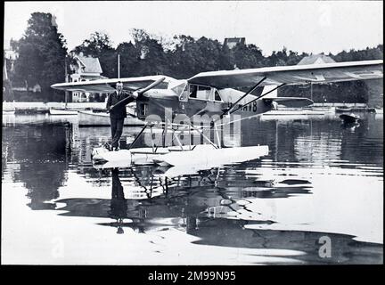 Kapitän der Meister von Sempill auf DH.80A Puss Moth (G-AAVB) William Francis Forbes-Sempill, 19. Lord Sempill AFC, AFRAeS (1893-1965) war ein schottischer Peer und rekordbrechender Luftspionier, dem später gezeigt wurde, dass er geheime Informationen an das kaiserliche japanische Militär vor dem Zweiten Weltkrieg weitergegeben hat. 1921 leitete Sempill eine offizielle Militärmission nach Japan, bei der die neuesten britischen Flugzeuge vorgestellt wurden. In den darauffolgenden Jahren half er der kaiserlichen japanischen Marine bei der Entwicklung ihres Navy Air Service und begann, den Japanern militärische Geheimnisse zu verraten. Obwohl seine Aktivitäten das waren Stockfoto